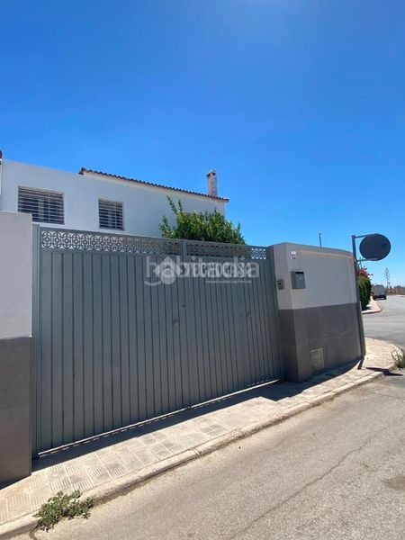Foto cd8f4b91-e684-414f-8c6a-c2a820fca1da. Casa aparellada a La Hacienda - Nueva Andalucía Dos Hermanas