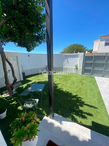 Foto f38bf310-3828-45b4-bea7-8016ae1cbe15. Casa aparellada a La Hacienda - Nueva Andalucía Dos Hermanas