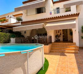 Casa aparellada a La Hacienda - Nueva Andalucía. Casa en venta en dos hermanas