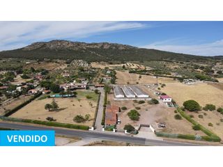 Chalet  Poligono 8 paraje 92 las mohedas. Parcela con casa de campo, 3 naves independientes y oficina.