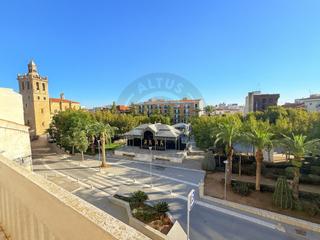 Pis  Edificios constitucion. Vivienda en venta de 4 dormitorios con garaje en el centro de vi