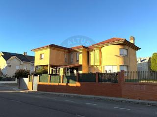 Xalet  Calle leo. Chalet exclusivo en la prestigiosa zona r66  cceres capital.