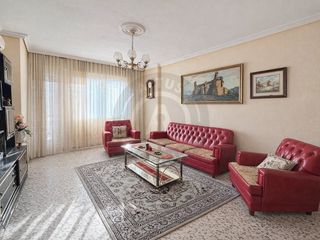 Etagenwohnung in Centro. Piso de 4 dormitorios y 2 baños en zona de moctezuma. cáceres.