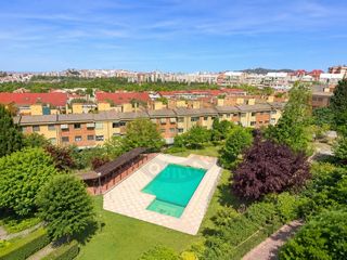 Appartement à Ruta de la Plata. Vivienda de 4 dormitorios, 2 baños, garaje privado y trastero. r