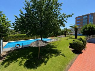 Flat in Nuevo Cáceres. Apartamento de 2 dormitorios, garaje, trastero y piscina.