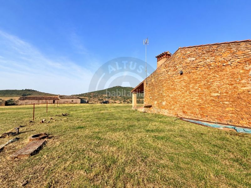 Foto df5c5cea-e60d-42da-9e02-7f9cd9b36c4e. Masia a Deleitosa