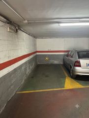 Autoparkplatz in Passeig de valldaura 158