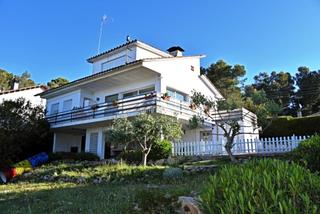 Haus  De l'alt penedès. Casa muy acogedora con gran jardín, ubicada en urbanización creu