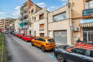 Casa adossada a Corbera de Llobregat. Casa y local en venta en el centro urbano de corbera de llobrega