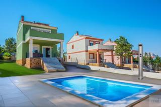 Chalet  N/a. Chalet con piscina en turís  urbanización altury 124 m construid