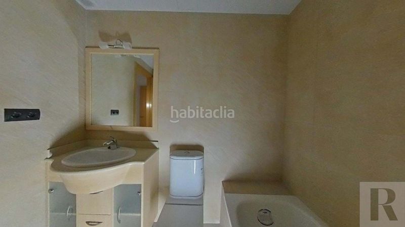 Foto bfe8945e-780b-49aa-8962-30b3210938c4. Pis a El Camp de l´Arpa del Clot Barcelona