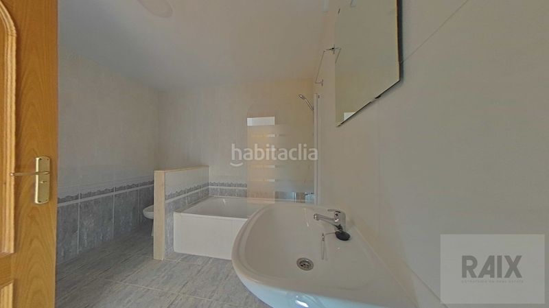 Foto 4e3f1284-2fcd-492a-a08a-baba16372e5b. Casa amb calefacció aparcament a Centre Sabadell