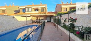 Casa adossada  N/a. Al llamar indica la referencia cs 0007.chalet pareado con piscin