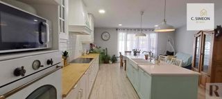 Casa adossada  Plaza de pedregosa. Chalet adosado de diseño con patio y garaje doble a 35 minutos d