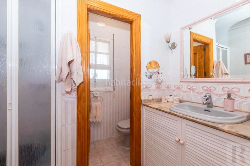 Foto 1368e90a-ff43-4e7c-a0b4-53d59326d966. Chalet mit parking in Jardines de Alhaurín-Huerta Alta-Fuensanguínea Alhaurín de la Torre