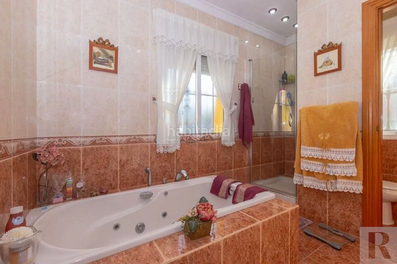 Foto e1b54b18-9705-4406-a6d0-7270ffa6e9fe. Chalet mit parking in Jardines de Alhaurín-Huerta Alta-Fuensanguínea Alhaurín de la Torre