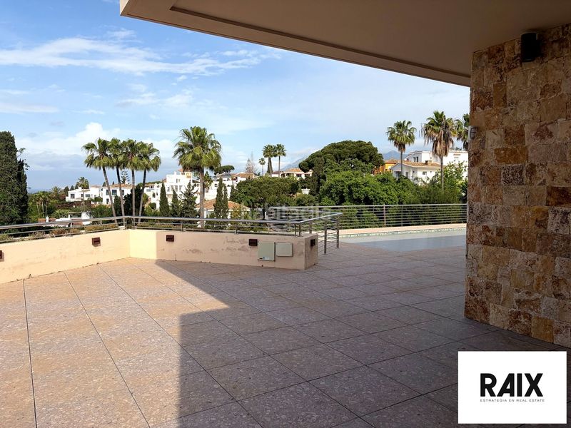 Foto 3558f74e-c981-4214-96ef-87748f2d4a89. Casa amb aparcament a Elviria Marbella