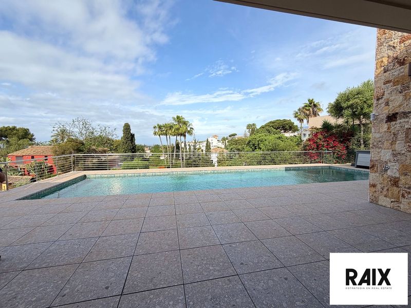 Foto 43df28f0-77a0-4d7b-9f04-a092be166a9c. Casa amb aparcament a Elviria Marbella