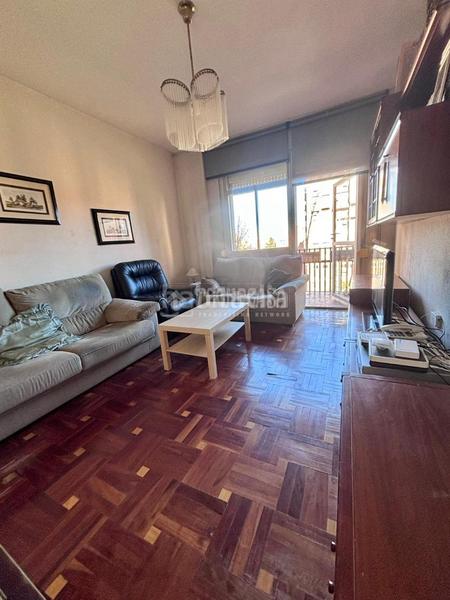 Foto f0a825f9-0060-4ecd-9171-c2d216e09df5. Flat with heating pool in Valdezarza Madrid