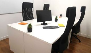 Rent Office space in Calle de henri dunant 17. Oficina privada en cuzco | 650€/mes | 40h de salas incluidas