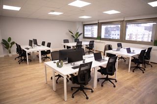 Miete Büro in Calle de orense 70. Oficina para 13 personas en orense con vistas, luz natural y sin