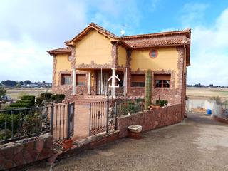 Haus  De los lirios. Chalet colmenal de oreja