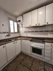 Pis  Plaça joan xxiii 4. Piso de 72 m ubicado en sant boi de llobregat