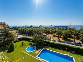 Dúplex  Carrer del cogoll. Exclusivo ático dúplex frente al port balís con vistas al mar