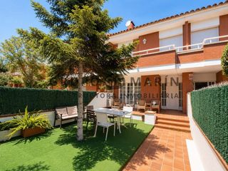 Doppelhaus  Carrer de sant miquel. Casa con jardín y vistas al mar en premià de mar
