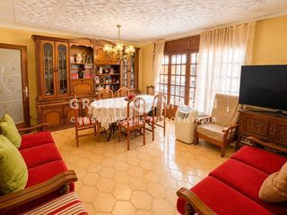 Doppelhaus  Carrer pedraforca. Casa con encanto y gran potencial comercial