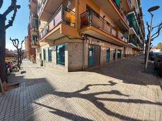 Location Local commercial à Carrer de ramon y cajal 23. Alquiler local esquinero en premià de mar