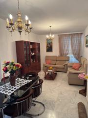 Pis a Cuesta de la caridad 5. Piso, casi nuevo de cuatro dormitorios, patio privado
