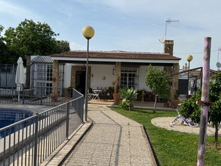 Maison à Callejón del hato 1. Casa con piscina, se puede hipotecar