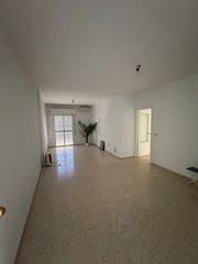 Pis a Avenida calzada duquesa isabel 44. Estupendo piso, cuatro dormitorios, dos baños, ascensor la calza