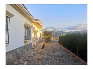Xalet a Algodonales. Chalet con piscina, garaje y magníficas vistas