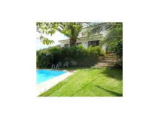 Casa a Jimena de la Frontera. Casa con jardines, piscina, garaje y establo