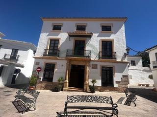 Maison à La Ciudad. Casa histórica con patio florido y apartamento independiente