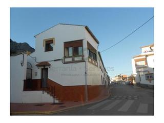 Casa a Montejaque. Casa de pueblo con parcela 1615 m2.