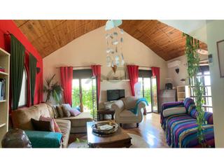 Casa a Benalauría. Casa de pueblo con 3 apartamentos, terreno y vistas al valle del