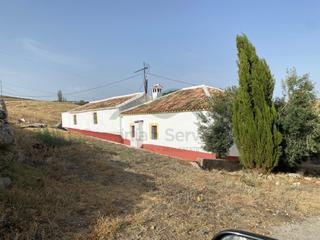 Masia a Casco Histórico. Casa de campo con tierra de labor y nave.