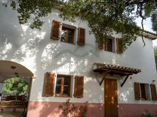 Casa a Genalguacil. Finca con casa y cabaña con sauna, vistas