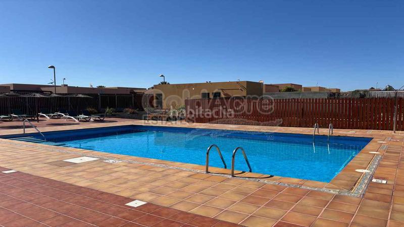 Foto d8e9677c-645a-409b-905b-c06770d08f5e. Casa en Corralejo Oliva (La)