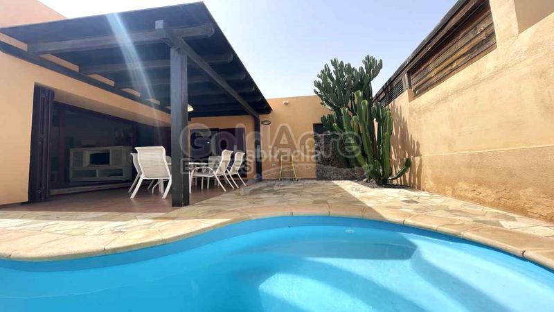 Foto 0a295623-8a3c-42fc-b5f5-b6722f87ebbd. Casa en Corralejo Oliva (La)