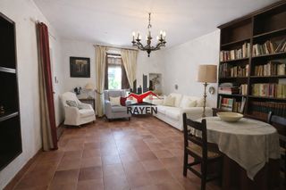 Country house in Pontós. Encantadora casa de piedra histórica con terrazas y vistas abier
