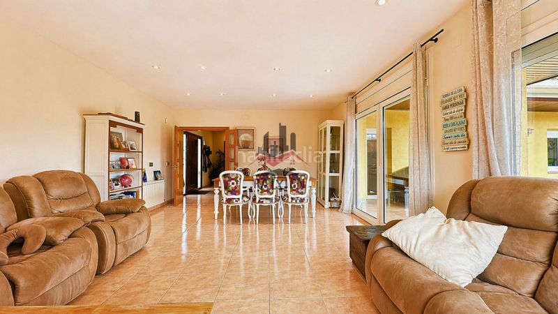 Foto 8e236719-6106-46ce-9a23-1070bbe8ca1e. Casa amb calefacció aparcament a Peralada