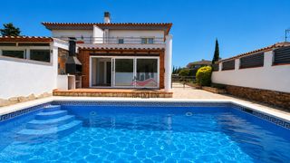 Casa adossada a Avinyonet de Puigventós. Casa adosada con piscina, porche y vistas despejadas en mas pau,