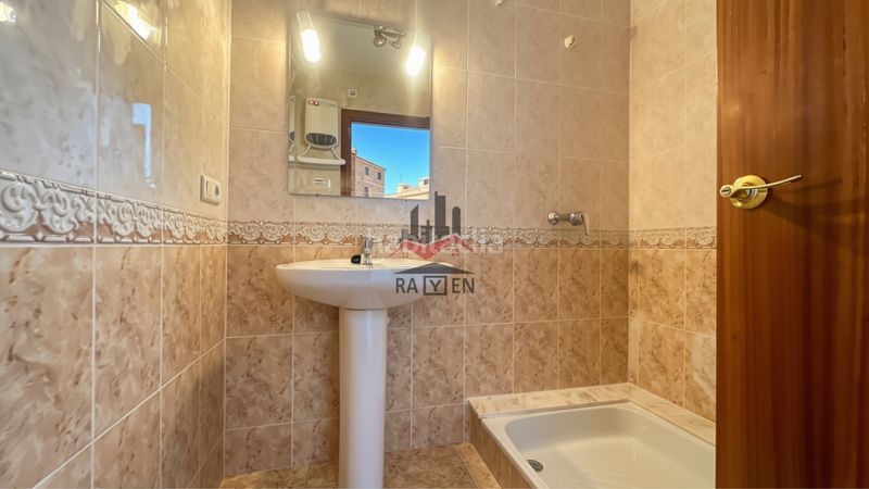Foto 7a90ab60-a6c6-44fc-839c-73c38f56de54. Casa adossada amb calefacció aparcament a Poble Nou-Olivar Gran Figueres