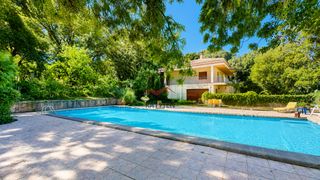 Xalet  Garbí. Gran casa con piscina y jardín arbolado de 1.400 m en mas pau, a