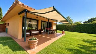 Chalet à Navata. Casa en una sola planta con piscina privada en torremirona golf