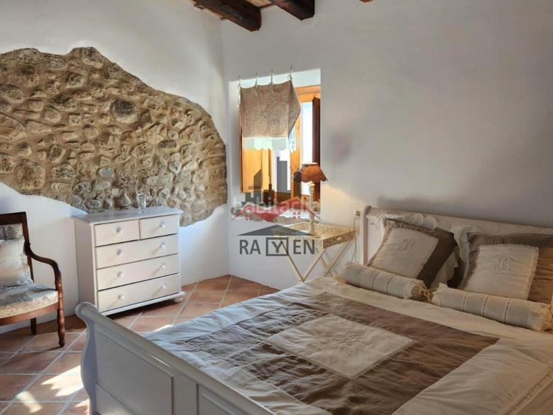 Foto 2b19ee82-1ec9-48d2-bb0d-4a024e992f85. Masía vive la esencia del campo catalán en una masía única naturaleza, historia y confort en perfecta armonía. en Cabanelles